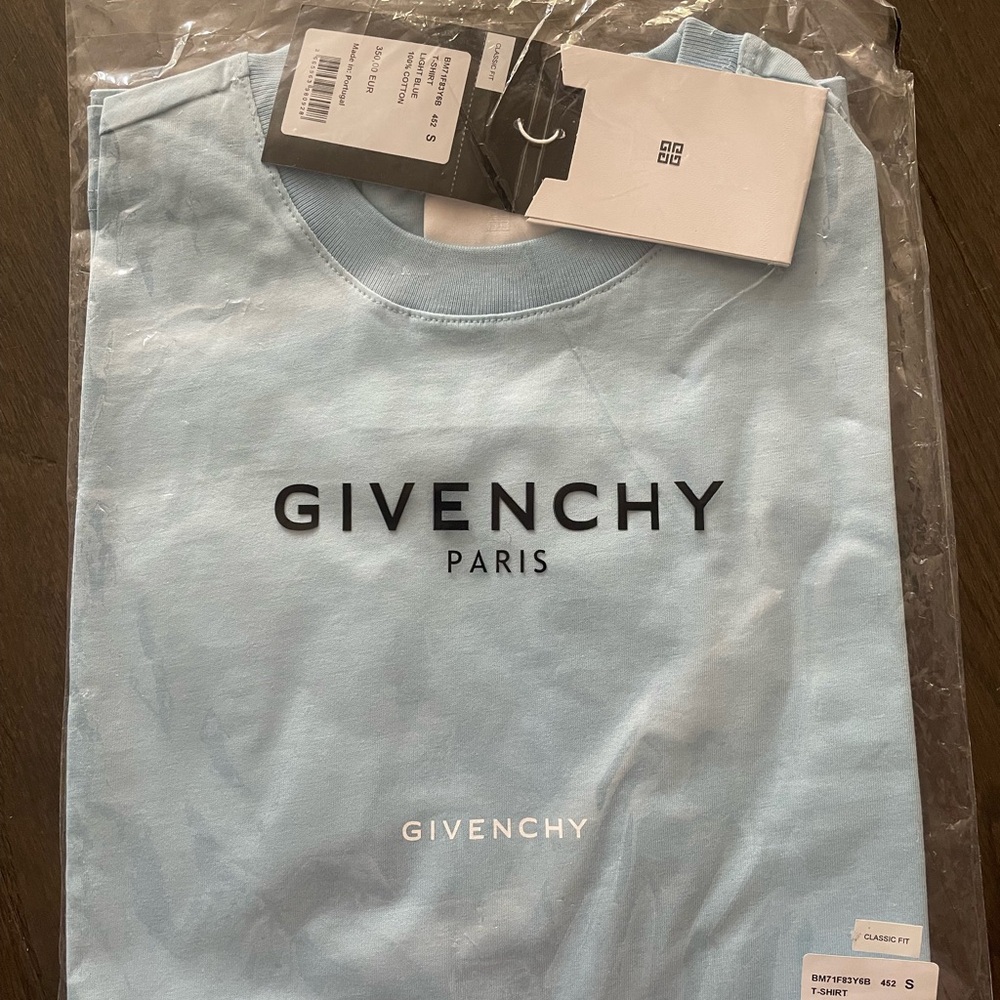 Givenchy Light Blue Men's Shirt
Grade A
New
Color-Blue 
Size -S